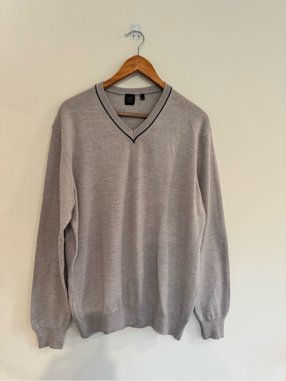 NWOT Saks Fifth Avenue Men Gray V-Neck Sweater L 100% Merino Wool Made in Italy